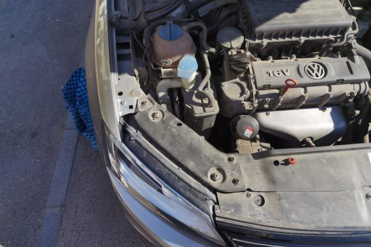 Used Volkswagen Sagitar 2012 1.6L Automatic Comfort Edition Engine Bay Right