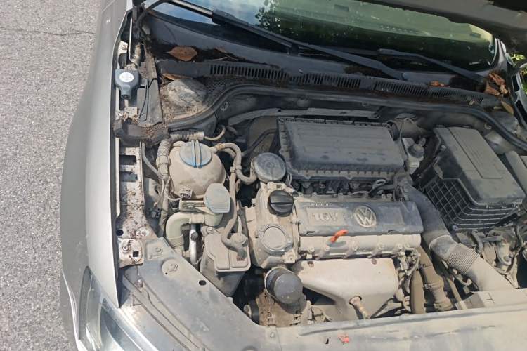 Used Volkswagen Sagitar 2012 1.6L Automatic Fashion Edition Engine Bay Right