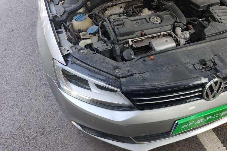 Used Volkswagen Sagitar 2012 1.4TSI Automatic Luxury Edition Engine Bay Right