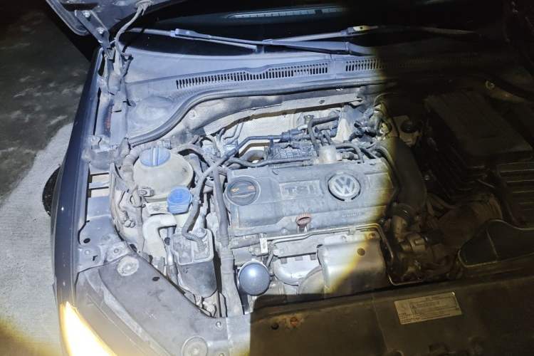 Used Volkswagen Sagitar 2012 1.4TSI Automatic Luxury Edition Engine Bay Right