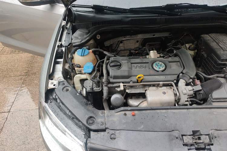 Used Volkswagen Sagitar 2012 1.4TSI Automatic Luxury Edition Engine Bay Right