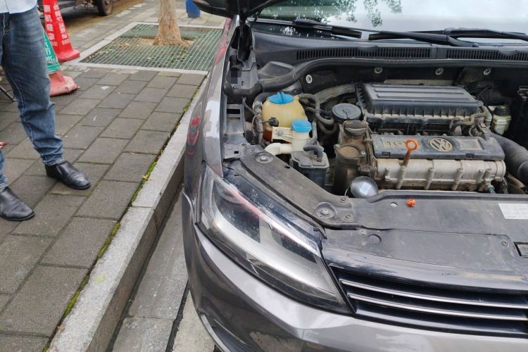 Used Volkswagen Sagitar 2012 1.6L Automatic Fashion Edition Engine Bay Right