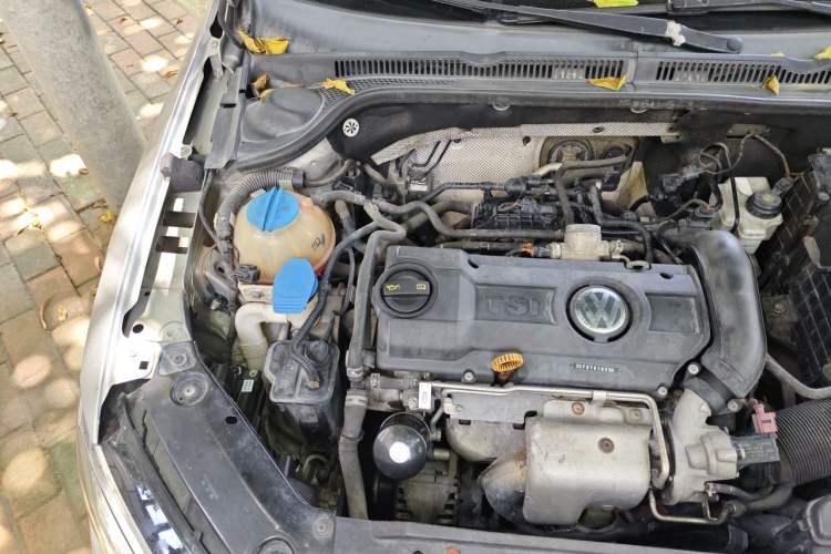Used Volkswagen Sagitar 2012 1.4TSI Automatic Luxury Edition Engine Bay Right