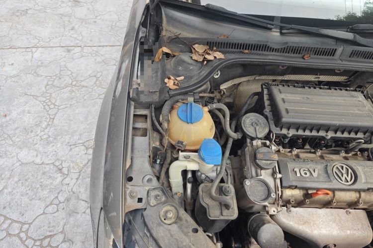 Used Volkswagen Sagitar 2012 1.6L Automatic Comfort Edition Engine Bay Right