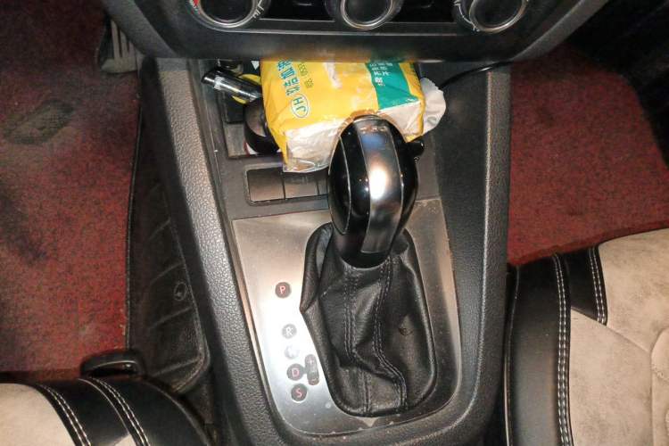 Used Volkswagen Sagitar 2012 1.4TSI Automatic Fashion Edition Gear Lever