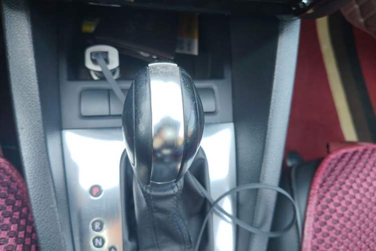 Used Volkswagen Sagitar 2012 1.6L Automatic Comfort Edition Gear Lever