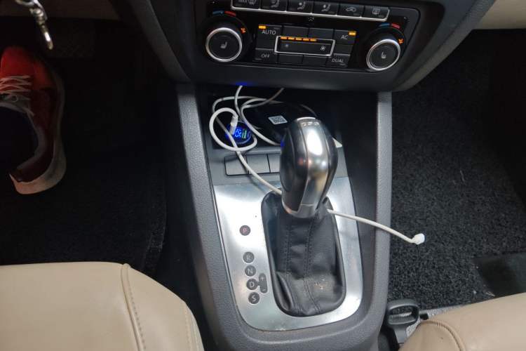 Used Volkswagen Sagitar 2012 1.8TSI Automatic Flagship Edition Gear Lever