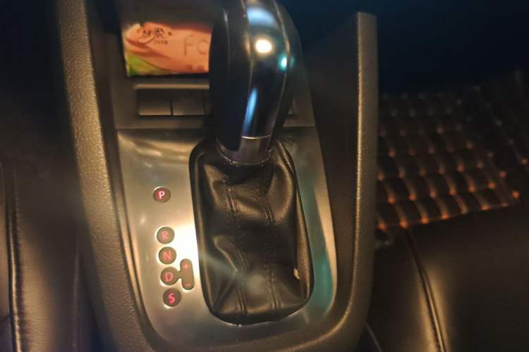 Used Volkswagen Sagitar 2012 1.6L Automatic Comfort Edition Gear Lever