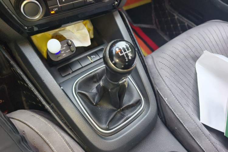 Used Volkswagen Sagitar 2012 1.4TSI Manual Luxury Model Gear Lever