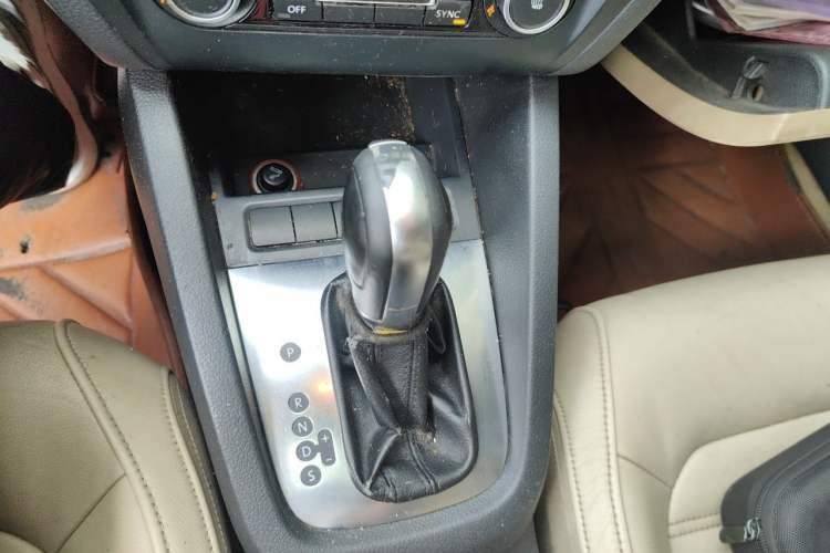 Used Volkswagen Sagitar 2012 1.4TSI Automatic Flagship Edition Gear Lever