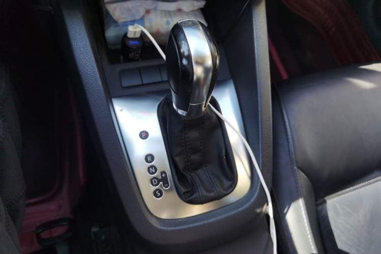 Used Volkswagen Sagitar 2012 1.6L Automatic Comfort Edition Gear Lever