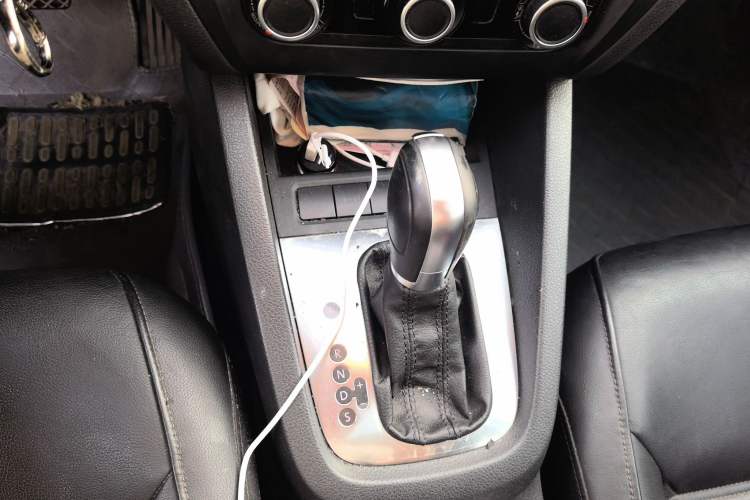 Used Volkswagen Sagitar 2012 1.6L Automatic Comfort Edition Gear Lever