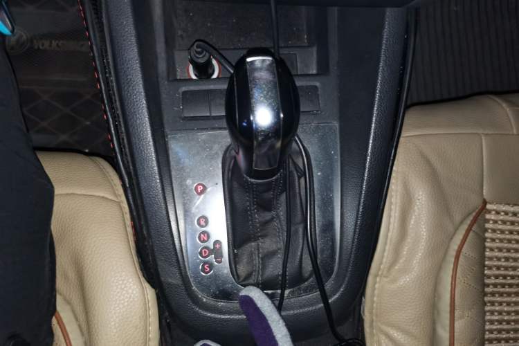 Used Volkswagen Sagitar 2012 1.6L Automatic Fashion Edition Gear Lever