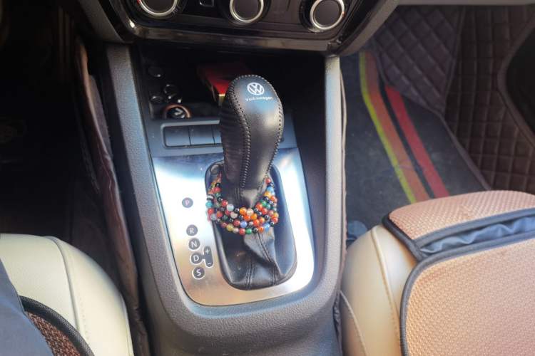 Used Volkswagen Sagitar 2012 1.6L Automatic Comfort Edition Gear Lever