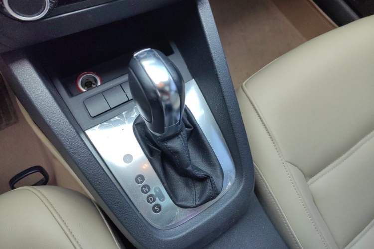 Used Volkswagen Sagitar 2012 1.6L Automatic Comfort Edition Gear Lever
