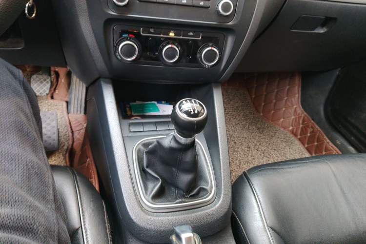 Used Volkswagen Sagitar 2012 1.6L Manual Comfort Model Gear Lever