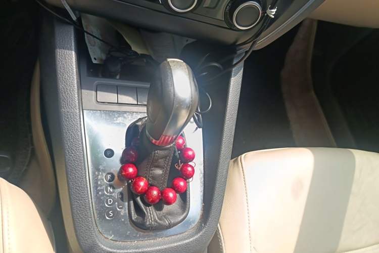 Used Volkswagen Sagitar 2012 1.6L Automatic Fashion Edition Gear Lever
