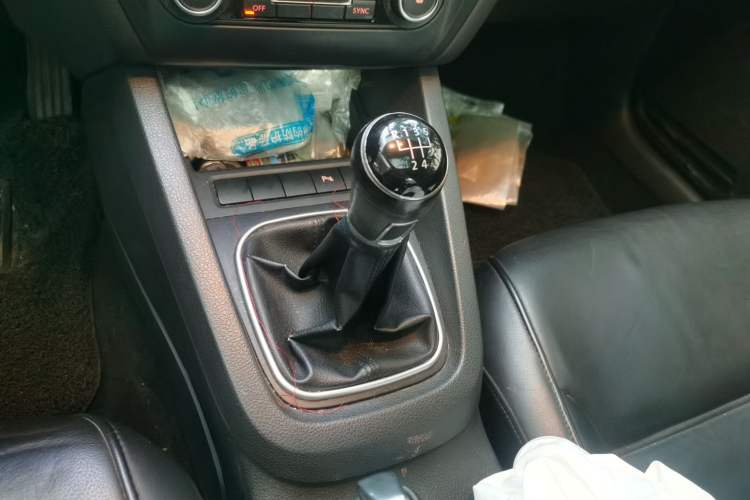 Used Volkswagen Sagitar 2012 1.4TSI Manual Luxury Model Gear Lever