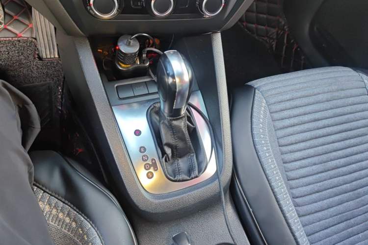 Used Volkswagen Sagitar 2012 1.6L Automatic Fashion Edition Gear Lever