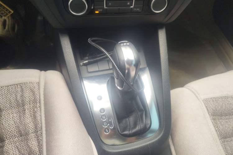 Used Volkswagen Sagitar 2012 1.4TSI Automatic Luxury Edition Gear Lever