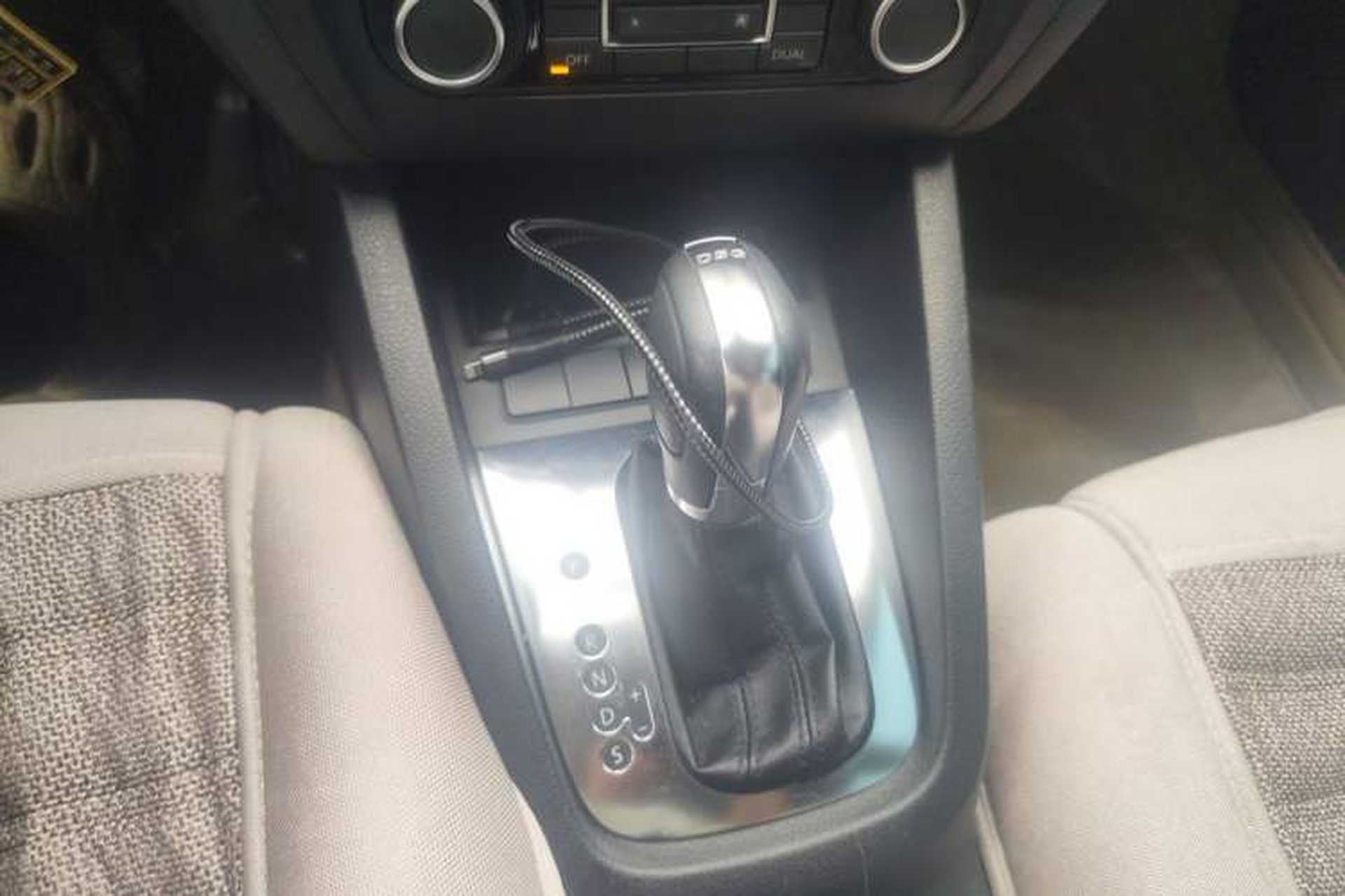 Used Volkswagen Sagitar 2012 1.4TSI Automatic Luxury Edition Gear Lever