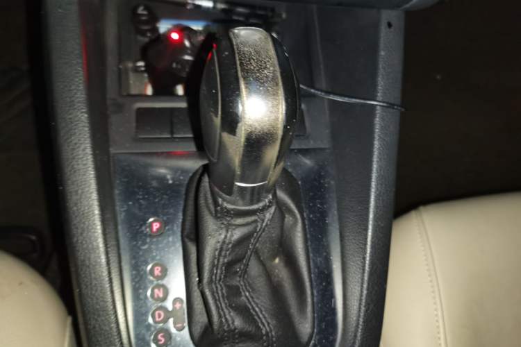 Used Volkswagen Sagitar 2012 1.6L Automatic Comfort Edition Gear Lever