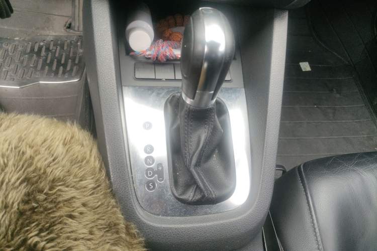 Used Volkswagen Sagitar 2012 1.6L Automatic Fashion Edition Gear Lever