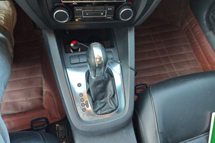 Used Volkswagen Sagitar 2012 1.4TSI Automatic Luxury Edition Gear Lever