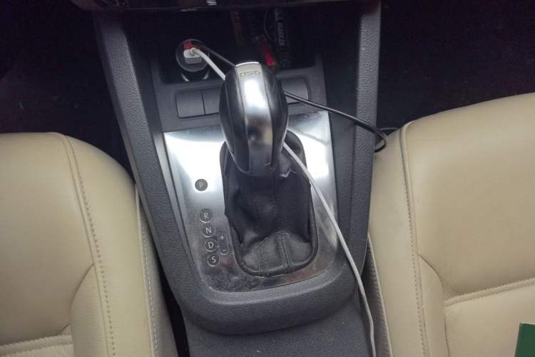 Used Volkswagen Sagitar 2012 1.4TSI Automatic Luxury Edition Gear Lever
