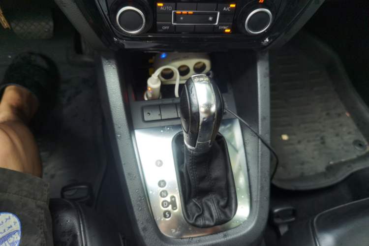 Used Volkswagen Sagitar 2012 1.4TSI Automatic Luxury Edition Gear Lever