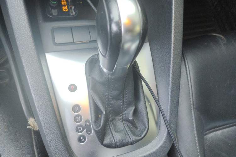 Used Volkswagen Sagitar 2012 1.4TSI Automatic Luxury Edition Gear Lever
