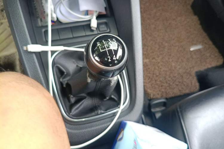 Used Volkswagen Sagitar 2012 1.6L Manual Comfort Model Gear Lever
