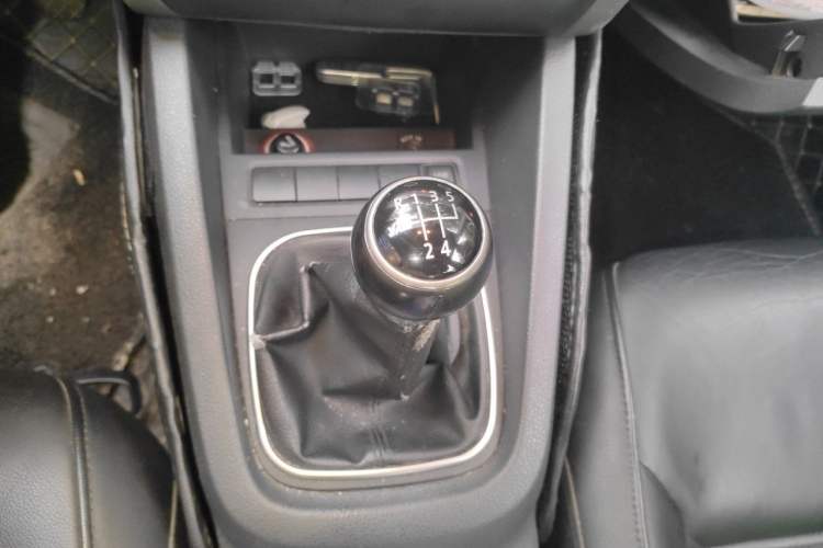 Used Volkswagen Sagitar 2012 1.6L Manual Comfort Model Gear Lever