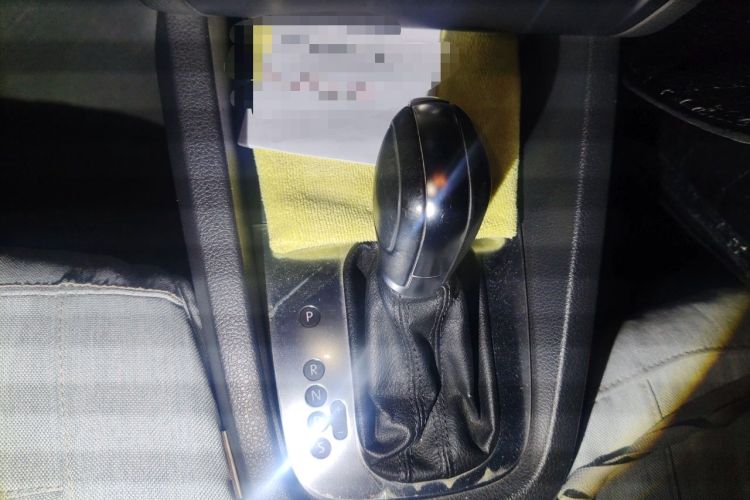 Used Volkswagen Sagitar 2012 1.6L Automatic Comfort Edition Gear Lever