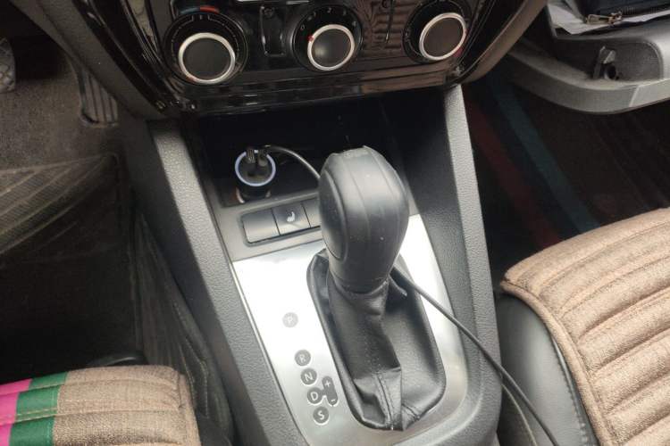 Used Volkswagen Sagitar 2012 1.6L Automatic Comfort Edition Gear Lever