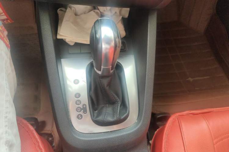 Used Volkswagen Sagitar 2012 1.6L Automatic Comfort Edition Gear Lever