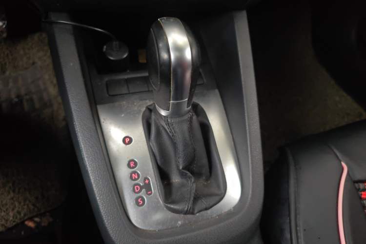 Used Volkswagen Sagitar 2012 1.6L Automatic Comfort Edition Gear Lever