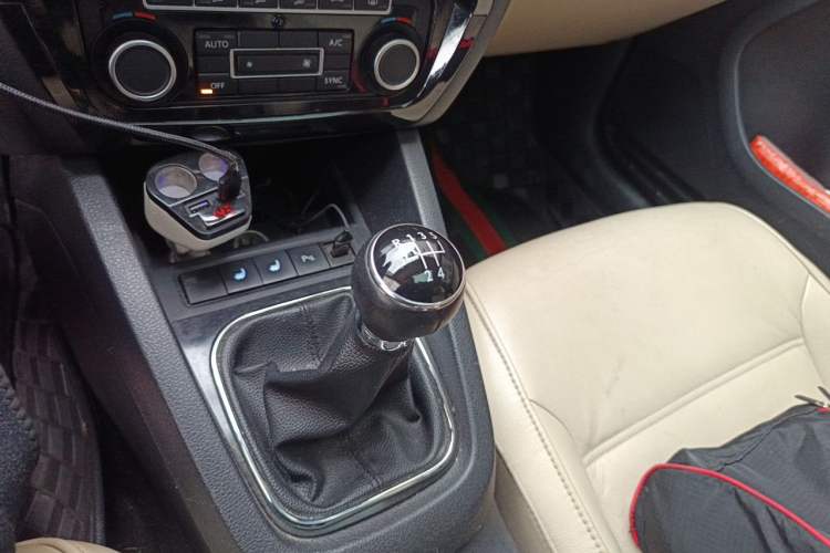 Used Volkswagen Sagitar 2012 1.4TSI Manual Luxury Model Gear Lever