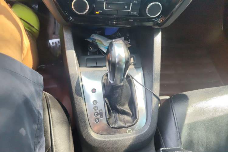 Used Volkswagen Sagitar 2012 1.4TSI Automatic Luxury Edition Gear Lever