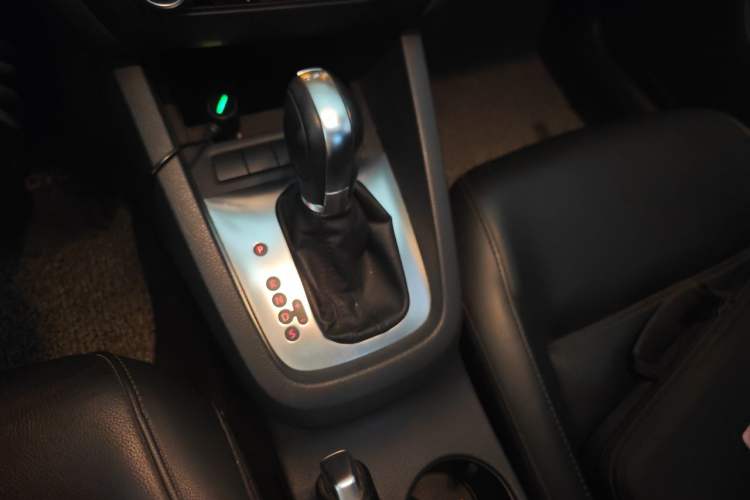 Used Volkswagen Sagitar 2012 1.4TSI Automatic Luxury Edition Gear Lever