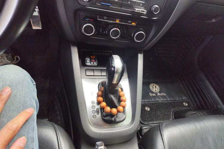 Used Volkswagen Sagitar 2012 1.4TSI Automatic Fashion Edition Gear Lever