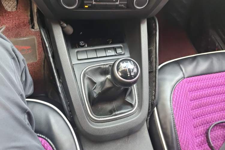 Used Volkswagen Sagitar 2012 1.4TSI Manual Luxury Model Gear Lever
