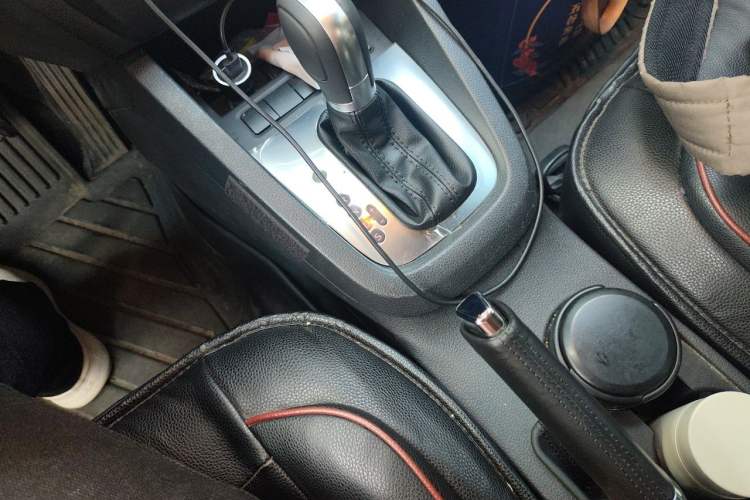 Used Volkswagen Sagitar 2012 1.4TSI Automatic Luxury Edition Gear Lever