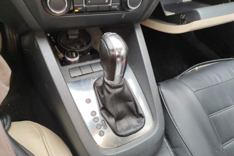 Used Volkswagen Sagitar 2012 1.4TSI Automatic Luxury Edition Gear Lever
