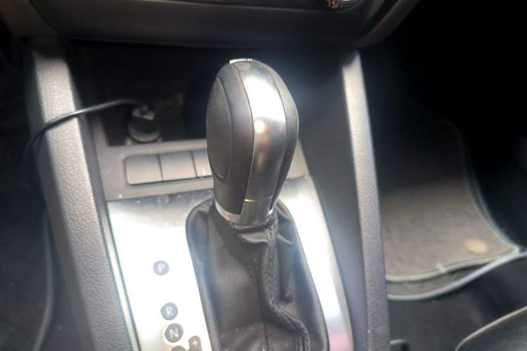 Used Volkswagen Sagitar 2012 1.6L Automatic Comfort Edition Gear Lever