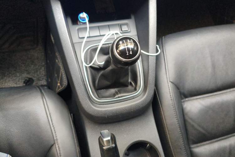 Used Volkswagen Sagitar 2012 1.6L Manual Comfort Model Gear Lever