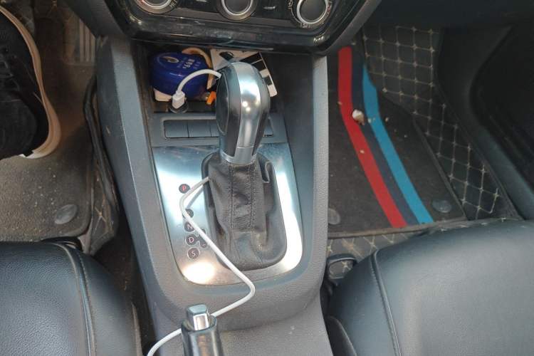 Used Volkswagen Sagitar 2012 1.6L Automatic Comfort Edition Gear Lever