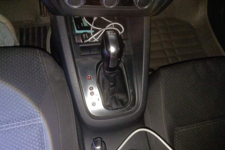 Used Volkswagen Sagitar 2012 1.4TSI Automatic Fashion Edition Gear Lever