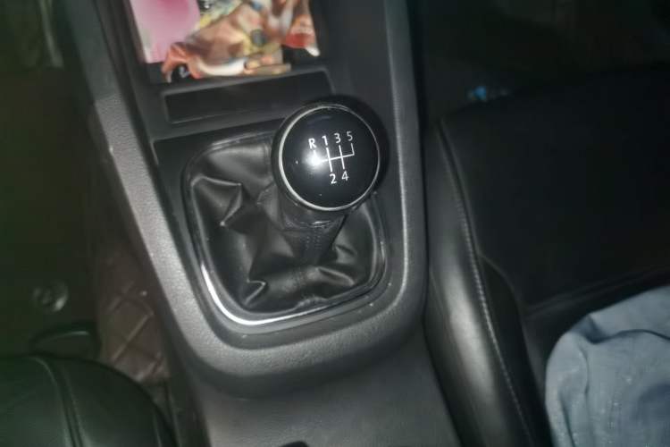 Used Volkswagen Sagitar 2012 1.6L Manual Comfort Model Gear Lever