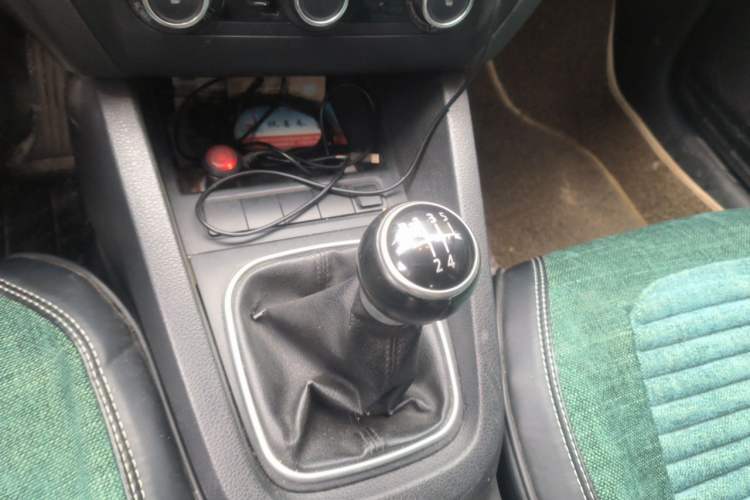 Used Volkswagen Sagitar 2012 1.6L Manual Comfort Model Gear Lever